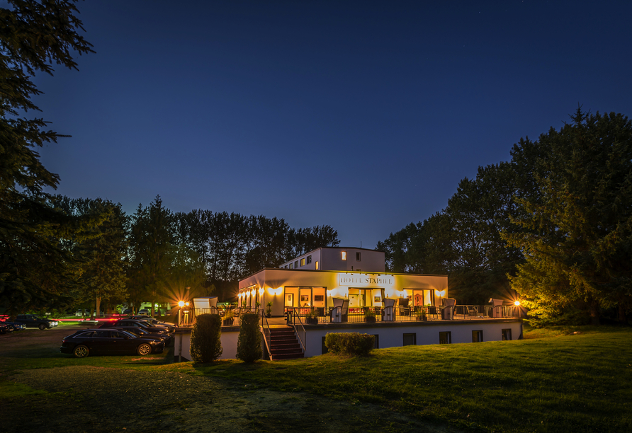 Außenansicht des Hotels bei Nacht