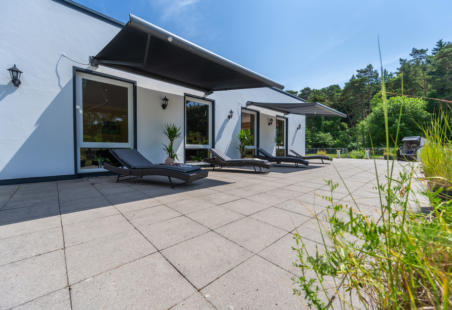 Die sonnenverwöhnte Terrasse lädt zum Verweilen ein.