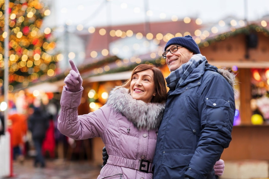 Stimmungsvolle Atmosphäre zwischen funkelnden Lichtern und winterlichem Duft