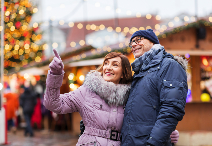 Stimmungsvolle Atmosphäre zwischen funkelnden Lichtern und winterlichem Duft