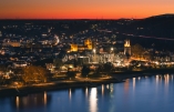 Stimmungsvolle Lichter tauchen Andernach in ein zauberhaftes Abendflair.