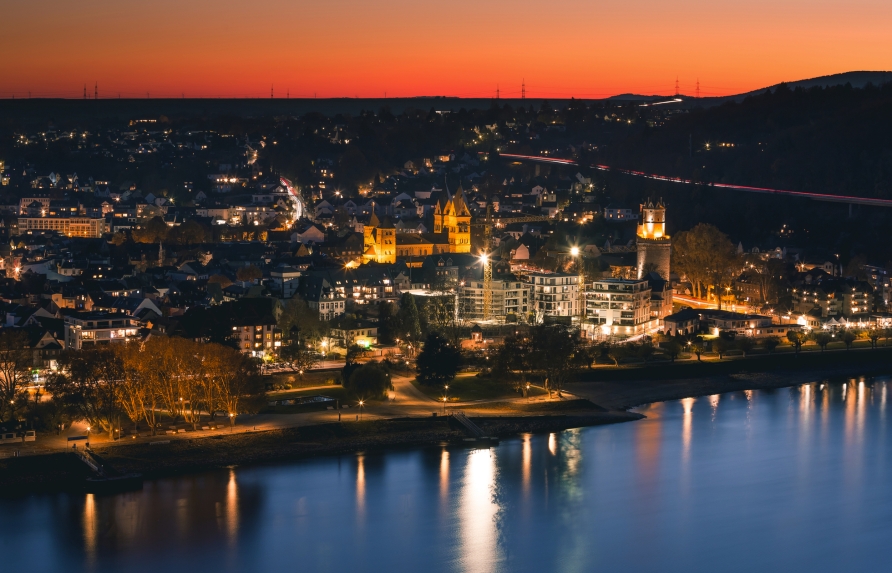 Stimmungsvolle Lichter tauchen Andernach in ein zauberhaftes Abendflair.