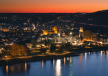 Stimmungsvolle Lichter tauchen Andernach in ein zauberhaftes Abendflair.