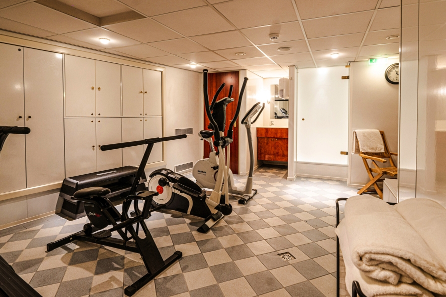 Im Fitnessraum an Bord können Sie auch während der Reise aktiv bleiben.