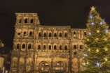 Das römische Stadttor erstrahlt im festlichen Glanz der Weihnachtszeit.