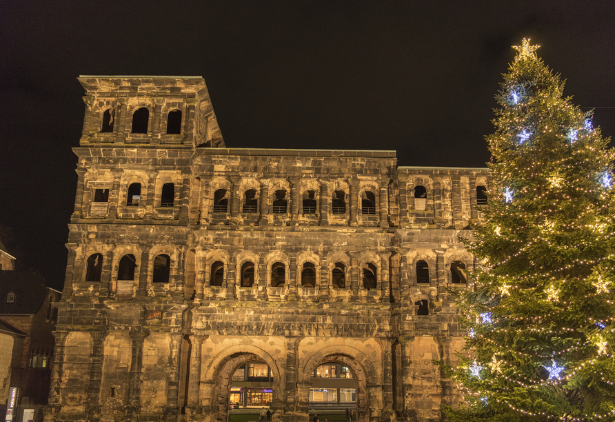 Das römische Stadttor erstrahlt im festlichen Glanz der Weihnachtszeit.