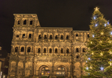 Das römische Stadttor erstrahlt im festlichen Glanz der Weihnachtszeit.