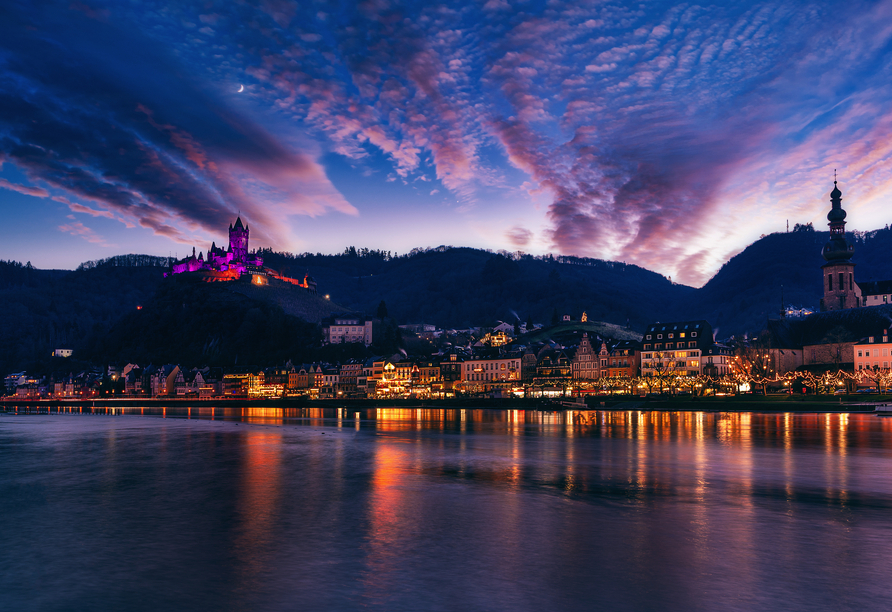 Die Reichsburg in Cochem thront stolz über der Mosel.