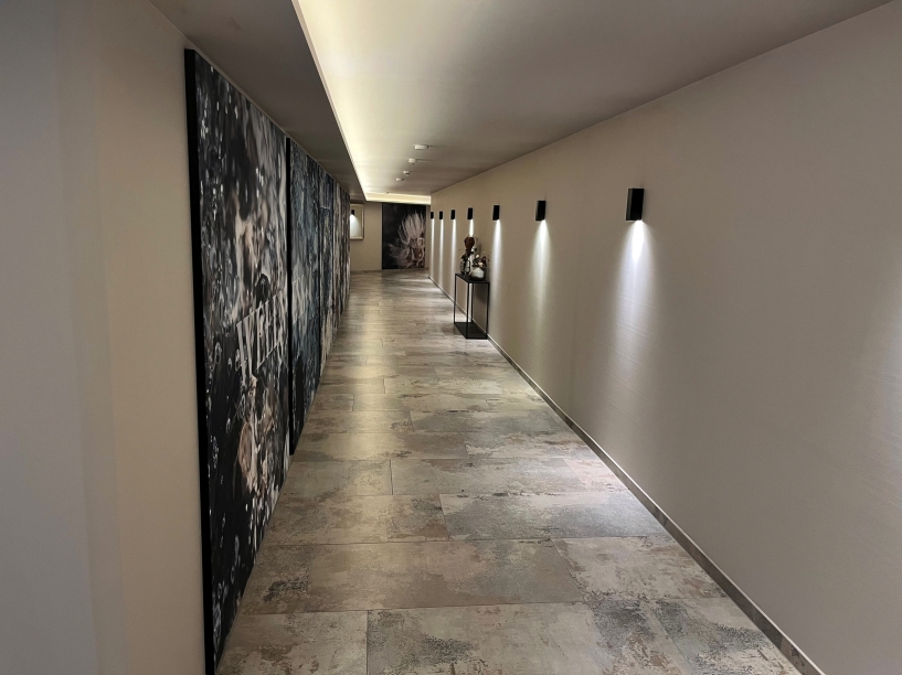 Verbindungsgang von Ihrem Hotel zum Wellnessbereich