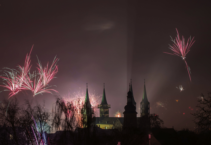 Der romantische Bamberger Dom in der Neujahrsnacht