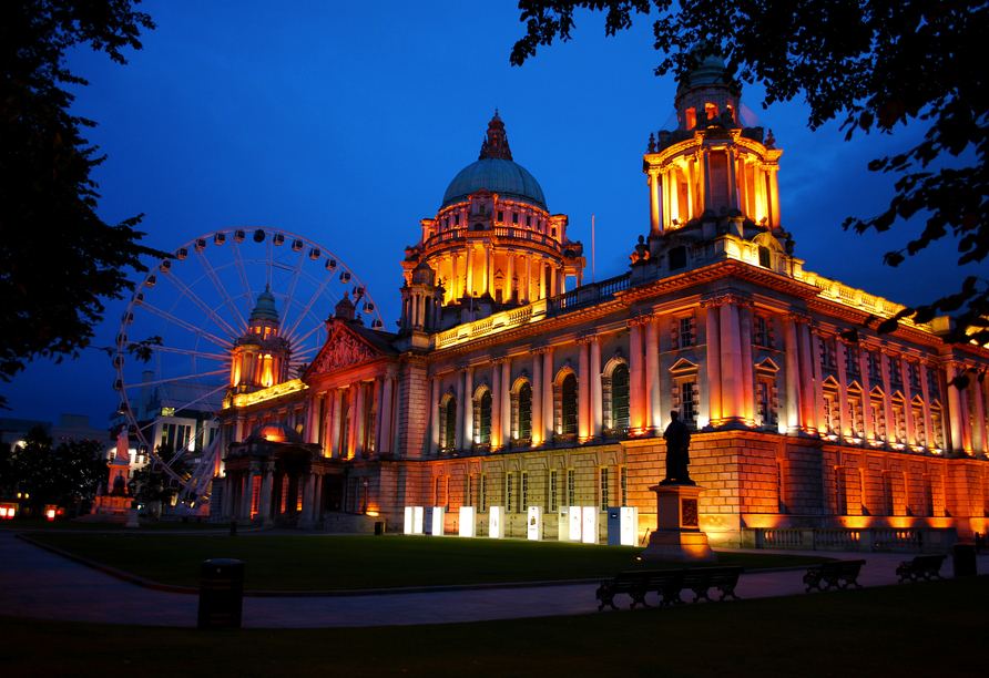 Bestaunen Sie die wunderschöne City Hall in Belfast.