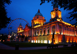 Bestaunen Sie die wunderschöne City Hall in Belfast.