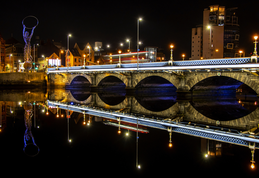 Die Albert Bridge in Belfast am Abend