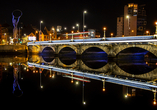 Die Albert Bridge in Belfast am Abend