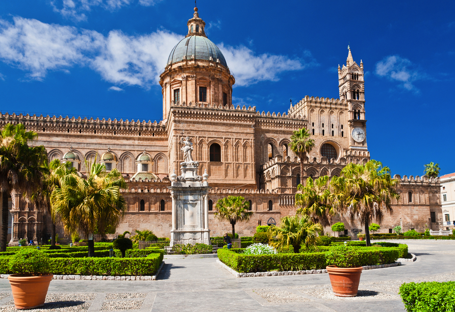Freuen Sie sich auf die historische Kathedrale von Palermo, ein Wahrzeichen der Stadt und Meisterwerk sizilianischer Baukunst.