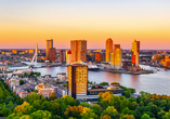 Luftaufnahme der Erasmusbrücke und der Skyline von Rotterdam bei Sonnenuntergang