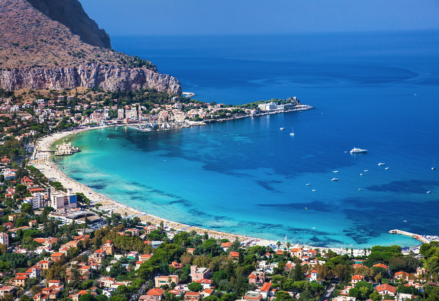 Panoramablick auf den weißen Strand von Mondello nahe Palermo