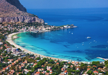 Panoramablick auf den weißen Strand von Mondello nahe Palermo