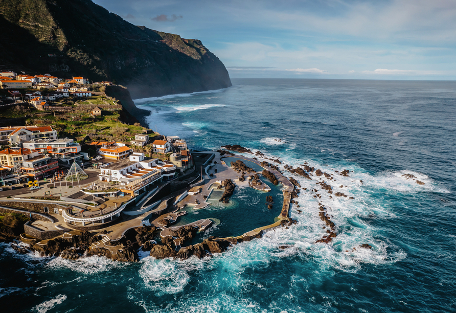 In Porto Moniz können Sie in den berühmten Naturschwimmbädern baden – nur ca. 600 m von Ihrem Hotel entfernt.