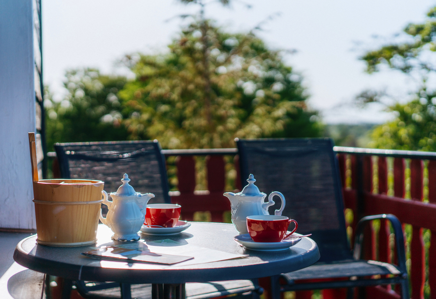 Starten Sie entspannt in den Tag und genießen Sie eine Tasse Kaffee oder Tee auf Ihrem Balkon – so fühlt sich Urlaub an.