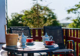 Starten Sie entspannt in den Tag und genießen Sie eine Tasse Kaffee oder Tee auf Ihrem Balkon – so fühlt sich Urlaub an.