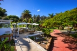 Die großzügige Gartenlandschaft des Hotels Ferienpark Eden lädt zum Entspannen ein.