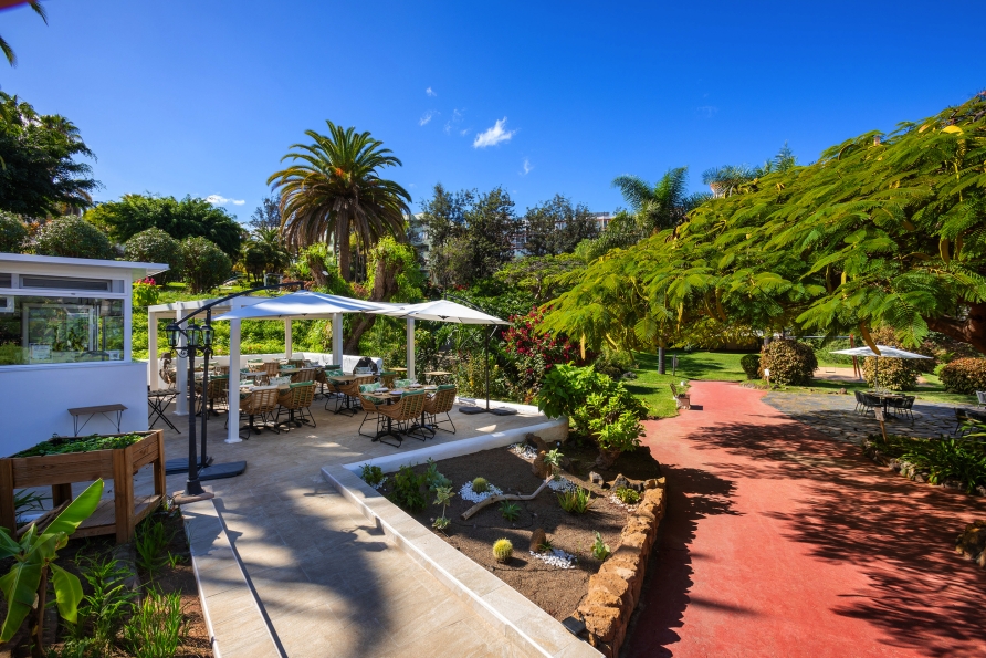 Die großzügige Gartenlandschaft des Hotels Ferienpark Eden lädt zum Entspannen ein.