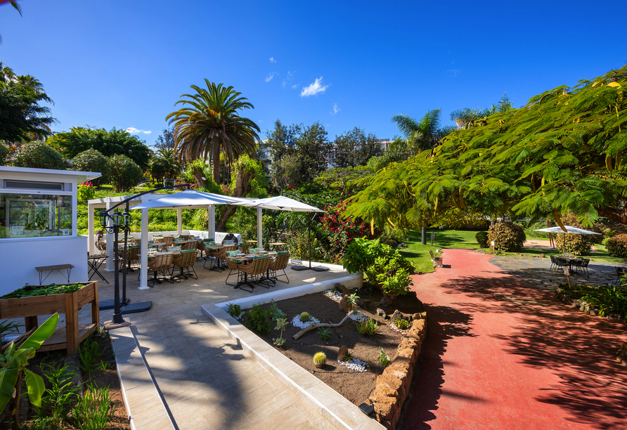 Die großzügige Gartenlandschaft des Hotels Ferienpark Eden lädt zum Entspannen ein.