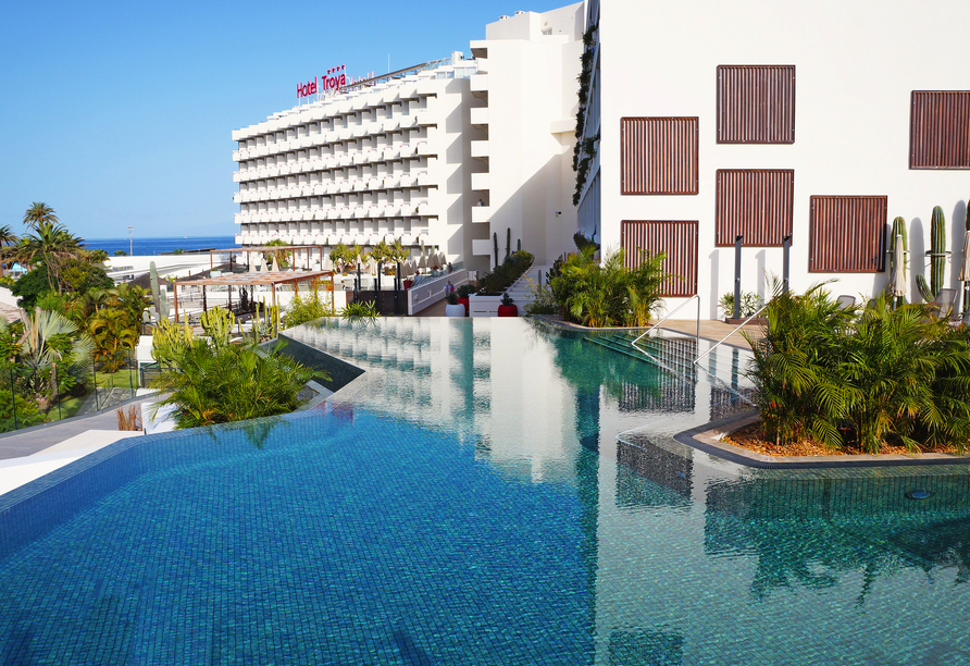 Ziehen Sie ein paar Bahnen im Infinity-Pool des Alexandre Hotels Troya.