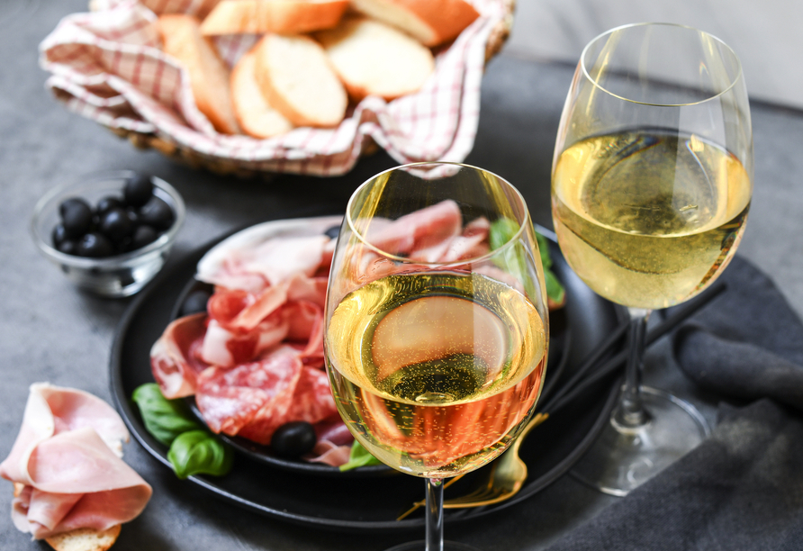 Bei einem dalmatinischen Abend genießen Sie lokale Spezialitäten, Tanz und Musik.