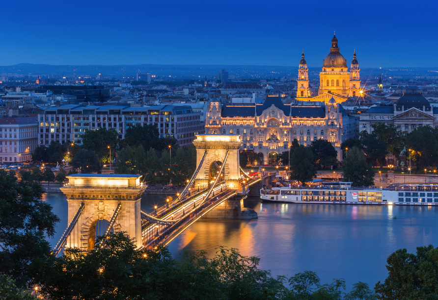 Auch Budapest leuchtet festlich in der Weihnachtszeit.