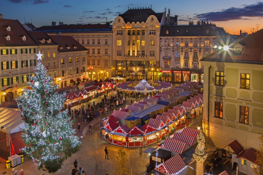 Der Weihnachtsmarkt in Bratislava verzaubert mit seiner festlichen Atmosphäre und den zahlreichen Lichtern.