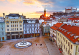 Der Hauptplatz und die Altstadt von Bratislava zeigen sich in winterlicher Atmosphäre.