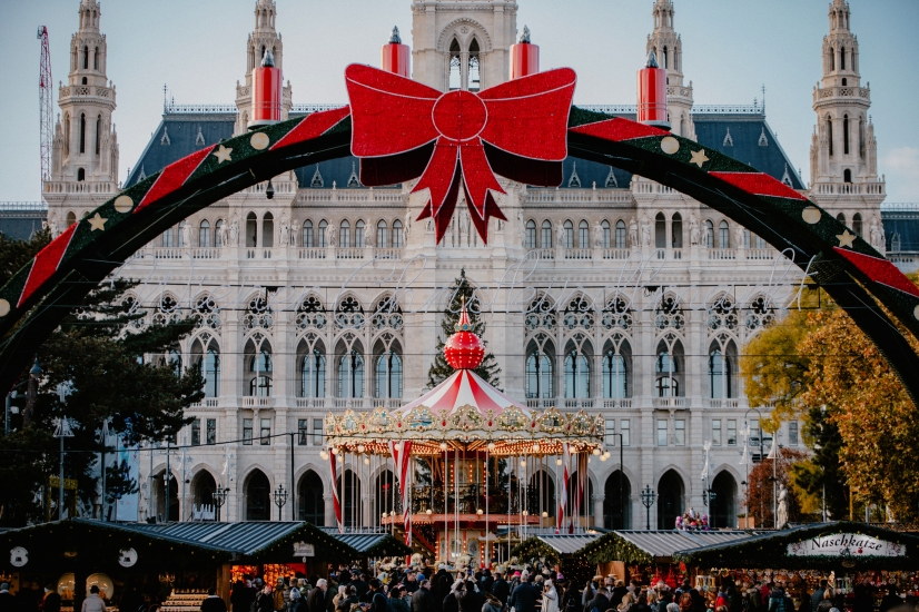 Freuen Sie sich auf eine unvergessliche Adventsreise, bei der Sie unter anderem den Weihnachtsmarkt in Wien besuchen.