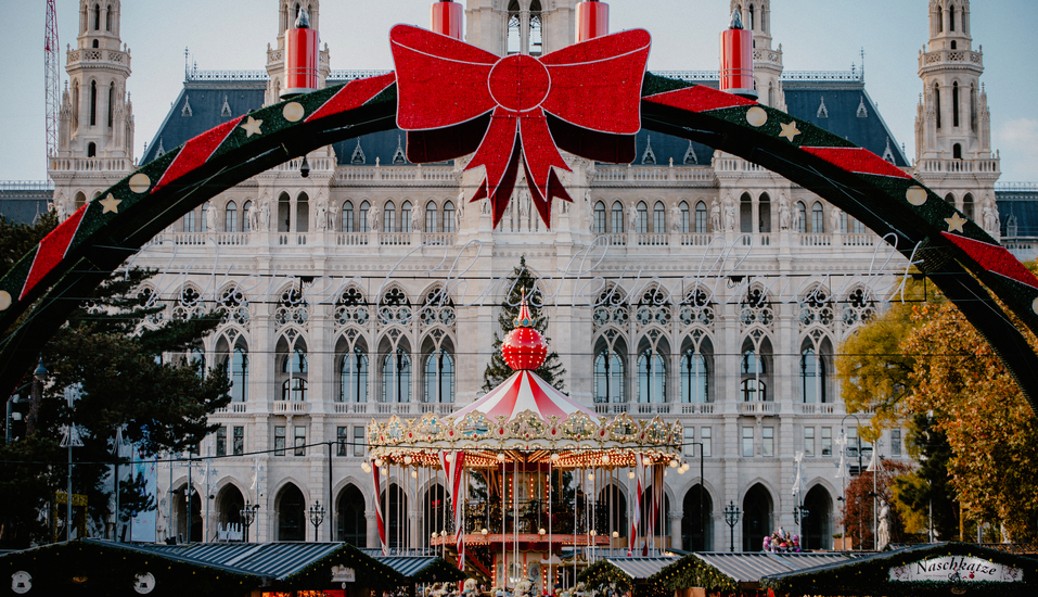 Freuen Sie sich auf eine unvergessliche Adventsreise, bei der Sie unter anderem den Weihnachtsmarkt in Wien besuchen.