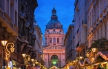 In Budapest verwandeln glitzernde Lichter und geschmückte Straßen die Stadt in ein winterliches Märchen.