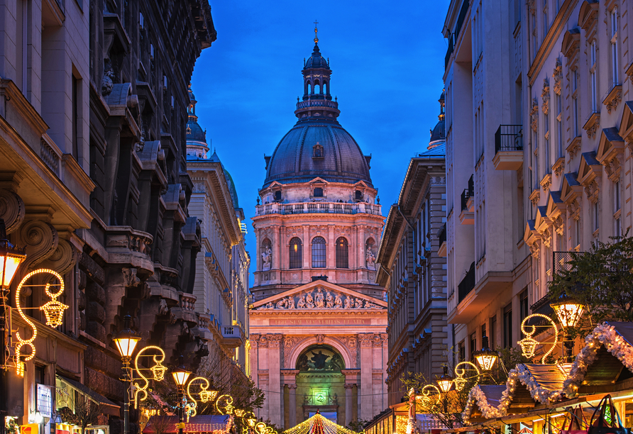 In Budapest verwandeln glitzernde Lichter und geschmückte Straßen die Stadt in ein winterliches Märchen.