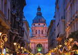 In Budapest verwandeln glitzernde Lichter und geschmückte Straßen die Stadt in ein winterliches Märchen.