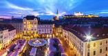 Der Weihnachtsmarkt in Bratislava taucht die Altstadt in ein goldenes Licht und verzaubert mit seinem nostalgischen Charme.