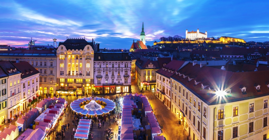 Der Weihnachtsmarkt in Bratislava taucht die Altstadt in ein goldenes Licht und verzaubert mit seinem nostalgischen Charme.