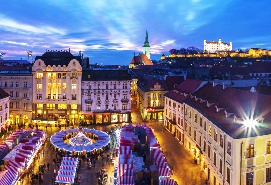 Der Weihnachtsmarkt in Bratislava taucht die Altstadt in ein goldenes Licht und verzaubert mit seinem nostalgischen Charme.