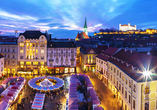 Der Weihnachtsmarkt in Bratislava taucht die Altstadt in ein goldenes Licht und verzaubert mit seinem nostalgischen Charme.