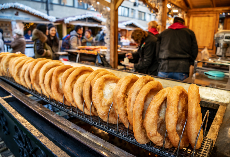 Lassen Sie sich landestypische Spezialitäten wie das ungarische Langos schmecken.