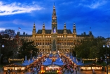 Bestaunen Sie die prachtvollen Gebäude Wiens wie das Rathaus, die in festlichem Glanz erstrahlen.