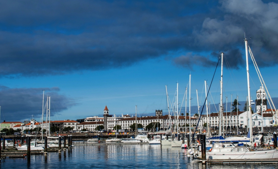 Besuchen Sie an Ihren freien Tagen zum Beispiel den charmanten Hafen von Ponta Delgada.