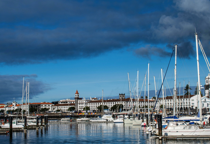 Besuchen Sie an Ihren freien Tagen zum Beispiel den charmanten Hafen von Ponta Delgada.