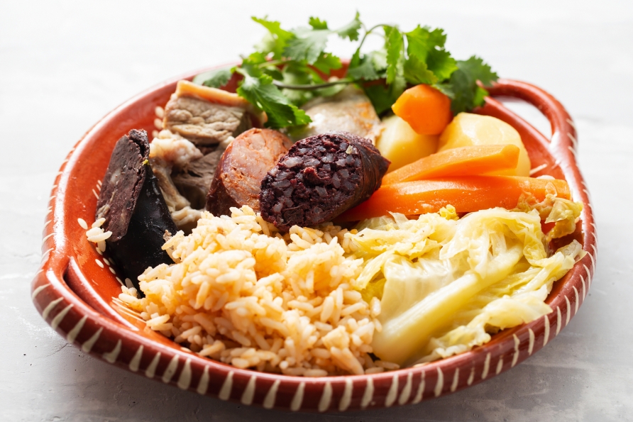 Probieren Sie Cozido – ein Mittagessen mit dem typisch portugiesischen Eintopf ist für Sie im Ausflugspaket inklusive.