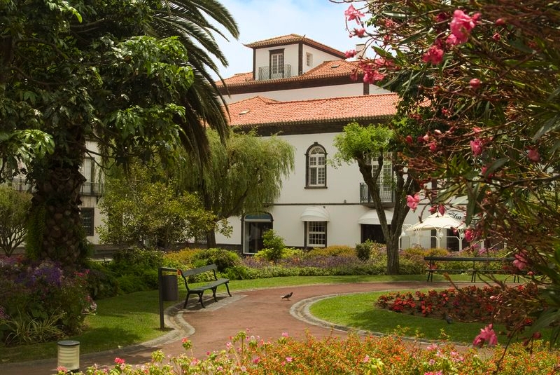 Schlendern Sie durch die hübsche Gartenanlage Ihres Hotels.