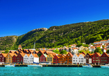 In Bergen beginnt Ihre Reise. Besuchen Sie die bunten Häuser im historischen Viertel Bryggen.