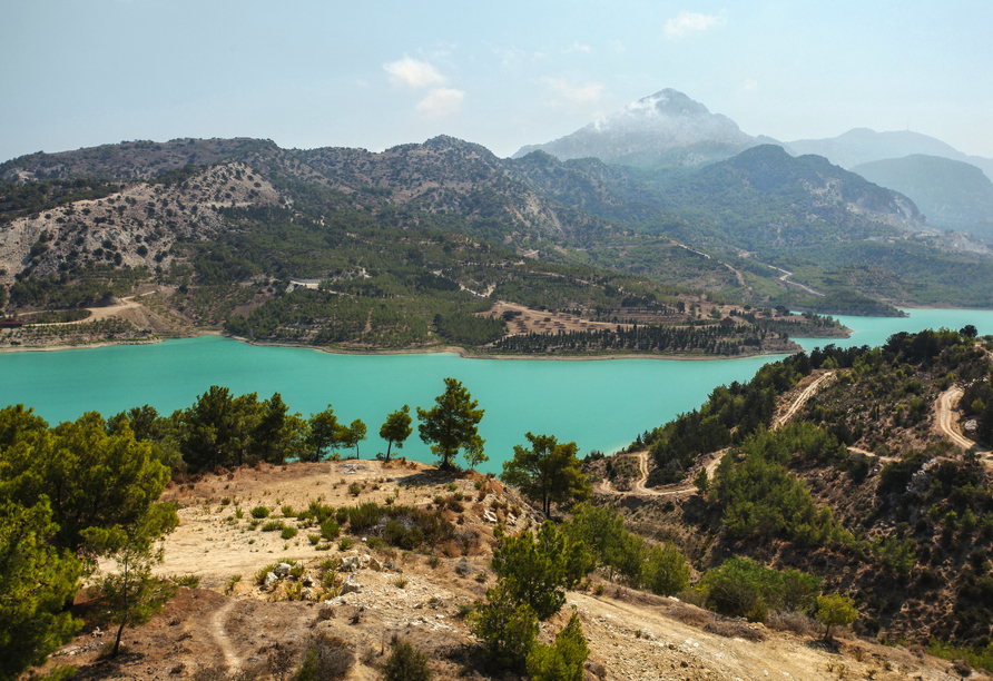 Der Geçitköy-Staudamm in Nordzypern beeindruckt mit seinem türkisfarbenen Wasser und der malerischen Umgebung.